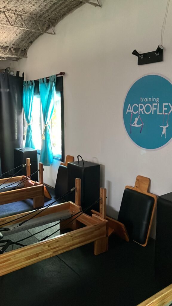 Salón de pilates con reformers en la sede Villa Urquiza de Training Acroflex