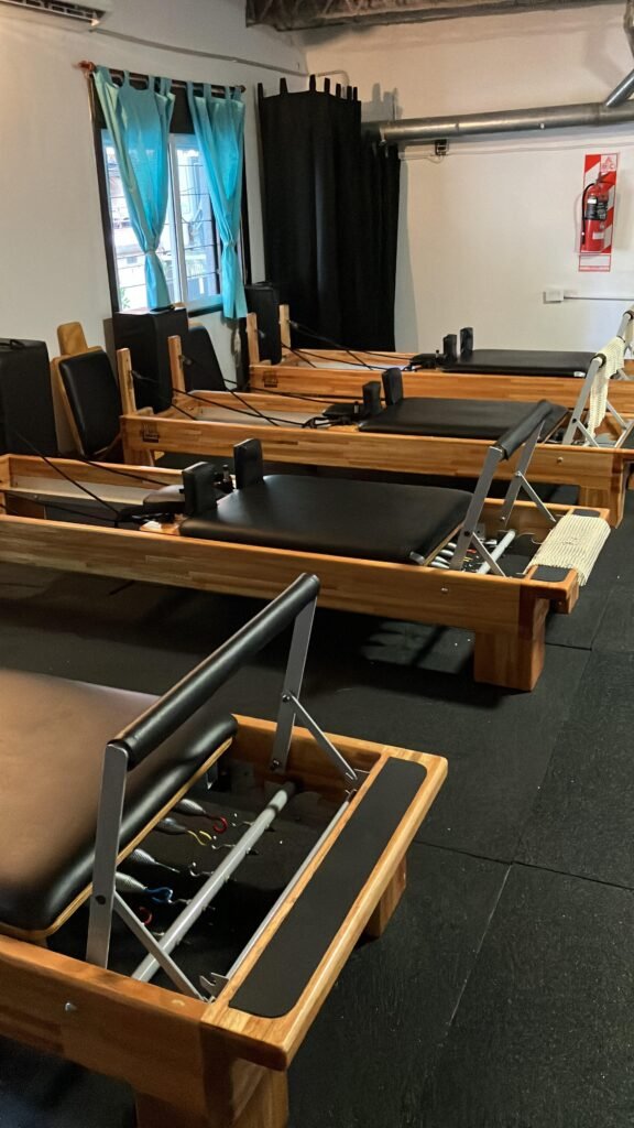 Fila de reformers en el salón de pilates de Training Acroflex en Villa Urquiza