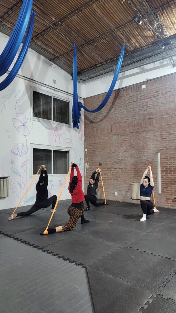 Grupo de adultos elongando con bastones en Training Acroflex
